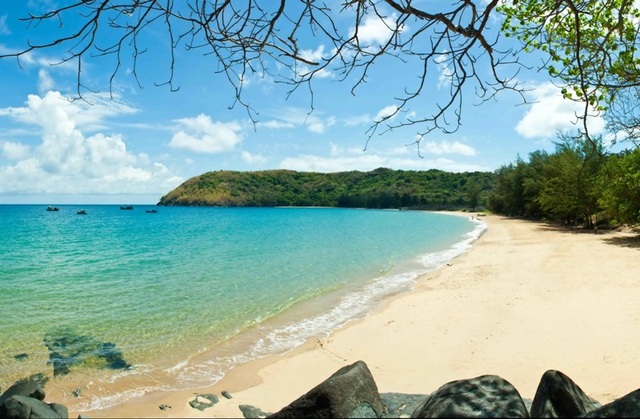
Côn Đảo là điểm đến đáng cân nhắc cho chuyến du lịch một mình (Ảnh: datviettour).
