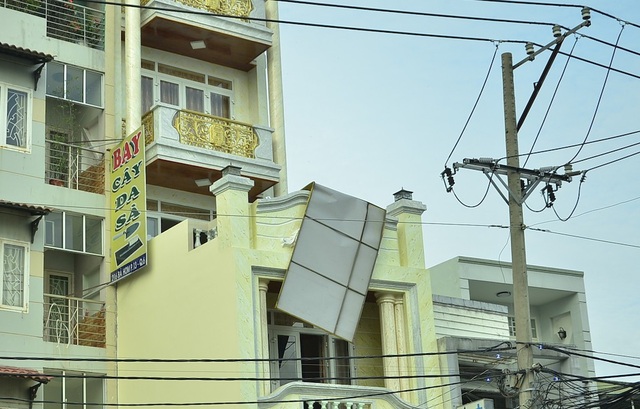 3 công nhân lắp biển quảng cáo bị phóng điện nguy kịch - 2 Tấm biển quảng cáo nằm gần đường dây điện