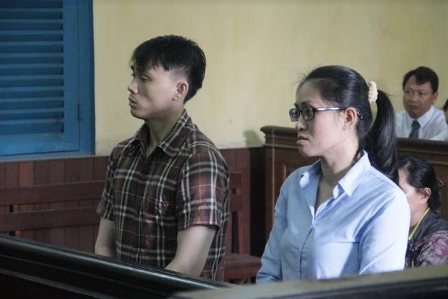 Vụ tham ô 10 tỷ tại điện lực Đồng Nai: Vì sao hủy án? - 1 Bị cáo Đang và Trúc tại tòa