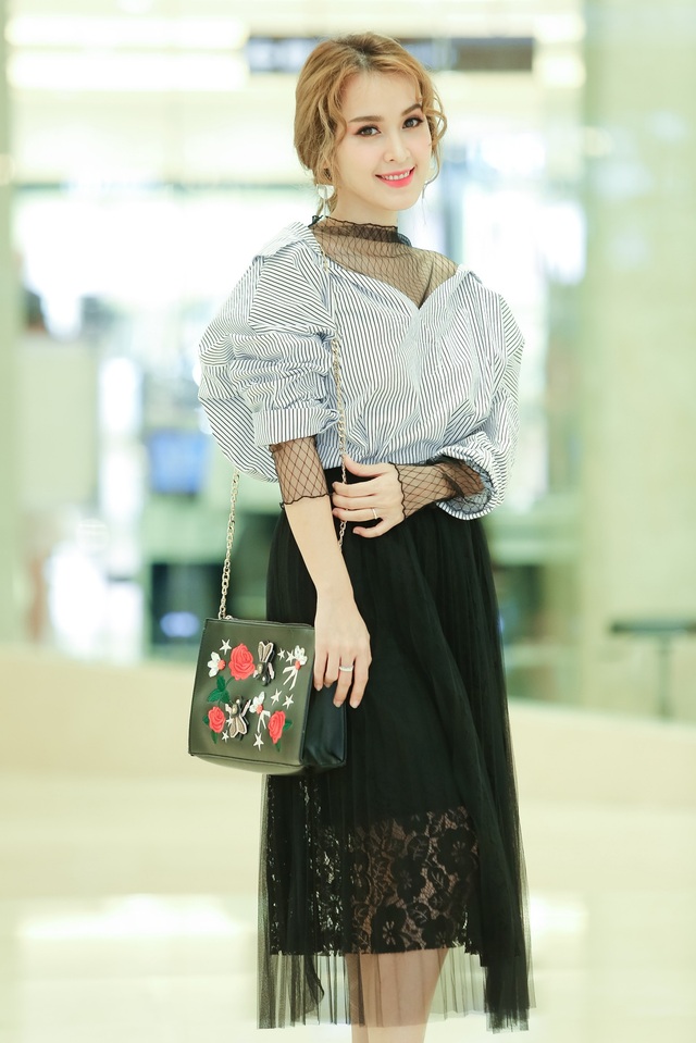 Tú Vi xuề xòa ở nhà, sexy "trễ nải" khi đi sự kiện - 11 Tú Vi xuề xòa ở nhà, sexy "trễ nải" khi đi sự kiện - 11