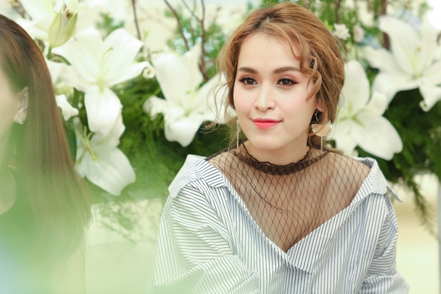 Tú Vi xuề xòa ở nhà, sexy "trễ nải" khi đi sự kiện - 9 Tú Vi xuề xòa ở nhà, sexy "trễ nải" khi đi sự kiện - 9