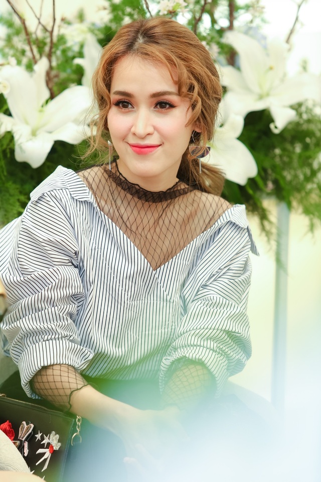 Tú Vi xuề xòa ở nhà, sexy "trễ nải" khi đi sự kiện - 8 Tú Vi xuề xòa ở nhà, sexy "trễ nải" khi đi sự kiện - 8