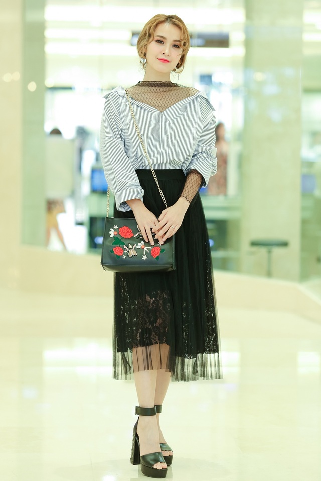 Tú Vi xuề xòa ở nhà, sexy "trễ nải" khi đi sự kiện - 13 Tú Vi xuề xòa ở nhà, sexy "trễ nải" khi đi sự kiện - 13