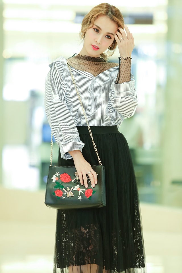 Tú Vi xuề xòa ở nhà, sexy "trễ nải" khi đi sự kiện - 14 Tú Vi xuề xòa ở nhà, sexy "trễ nải" khi đi sự kiện - 14