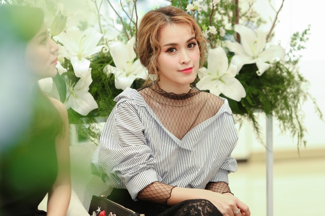 Tú Vi xuề xòa ở nhà, sexy "trễ nải" khi đi sự kiện - 7 Tú Vi xuề xòa ở nhà, sexy "trễ nải" khi đi sự kiện - 7