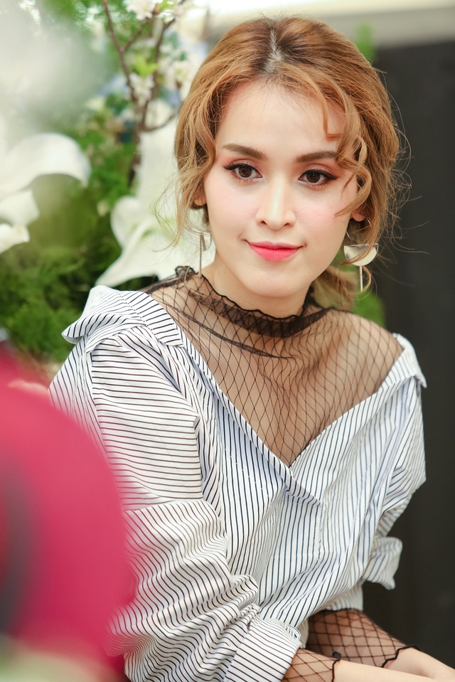 Tú Vi xuề xòa ở nhà, sexy "trễ nải" khi đi sự kiện - 4 Tú Vi xuề xòa ở nhà, sexy "trễ nải" khi đi sự kiện - 4