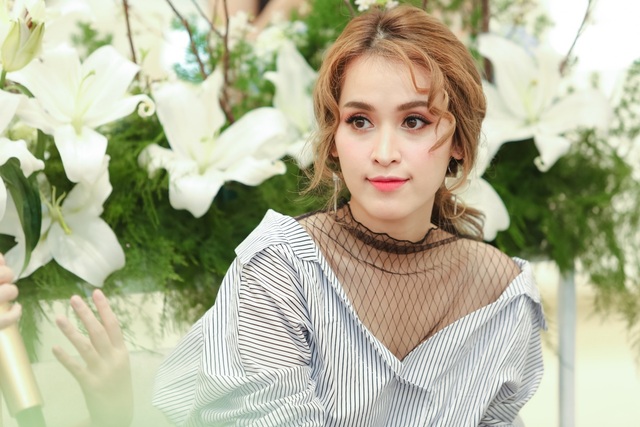 Tú Vi xuề xòa ở nhà, sexy "trễ nải" khi đi sự kiện - 3 Khi đi ra ngoài, cô lại lột xác hoàn toàn. Tú Vi chuộng mốt mái xoăn như các mỹ nhân Hàn Quốc.