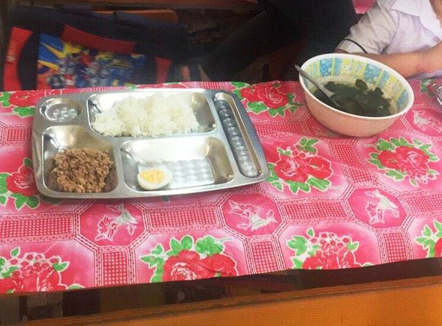Trường bị nghi “bớt xén” bữa ăn của học sinh: Thêm hình ảnh những bữa ăn đơn sơ - 1 Trường bị nghi “bớt xén” bữa ăn của học sinh: Thêm hình ảnh những bữa ăn đơn sơ - 1