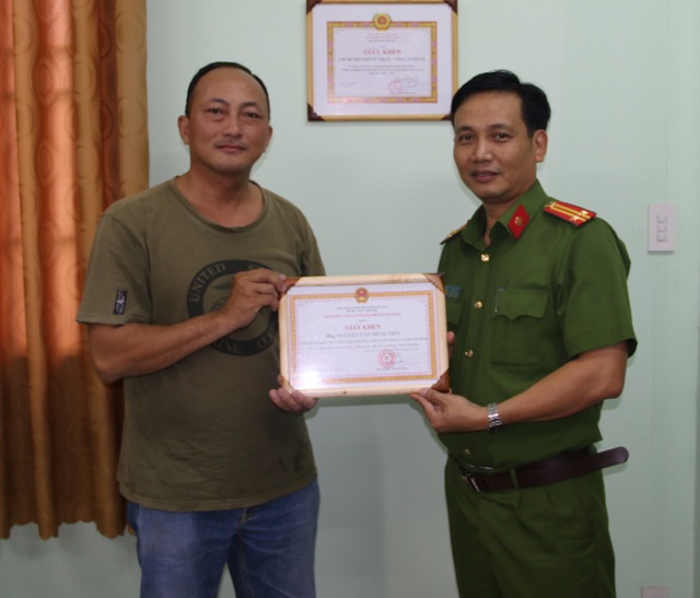 Hiệp sĩ phải điều trị phơi nhiễm HIV sau khi bắt cướp - 2 Đại diện công an quận Phú Nhuận trao giấy khen cho hiệp sĩ Nguyễn Văn Minh Tiến
