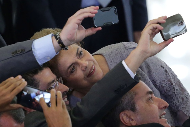 Ảnh "tự sướng" của các nguyên thủ thế giới - 7
Cựu Tổng thống Brazil Dilma Rousseff trong một sự kiện tại dinh tổng thống ở thủ đô Brasilia tháng 3/2016. (Ảnh: AP)