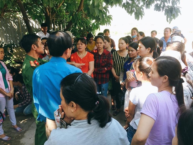 Đà Nẵng: Công nhân bức xúc vì công ty thay đổi cách tính lương, BHXH... - 2
Công nhân tụ tập trước cửa công ty chờ đợi câu trả lời thỏa đáng. Ảnh: ML