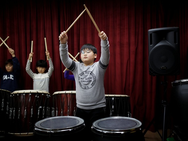 Ngôi trường đặc biệt cho trẻ em ở khu phi quân sự liên Triều - 10
Những đứa trẻ ở đây học tập bình thường như những đứa trẻ ở trường tiểu học khác. Trong ảnh: Một bé trai đang tập trống.