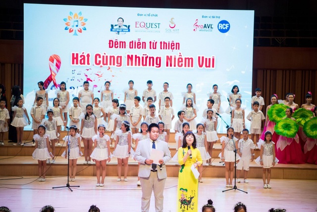 “Thần đồng” Đỗ Nhật Nam và bức ảnh 50 triệu tặng các em nhỏ viện Nhi - 2 Đỗ Nhật Nam và mẹ Phan Hồ Điệp