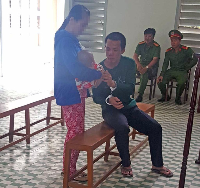 Yêu "vợ" trẻ con, chồng lĩnh 14 năm tù - 1 Bị cáo gặp vợ con trước khi thụ án 14 năm tù giam