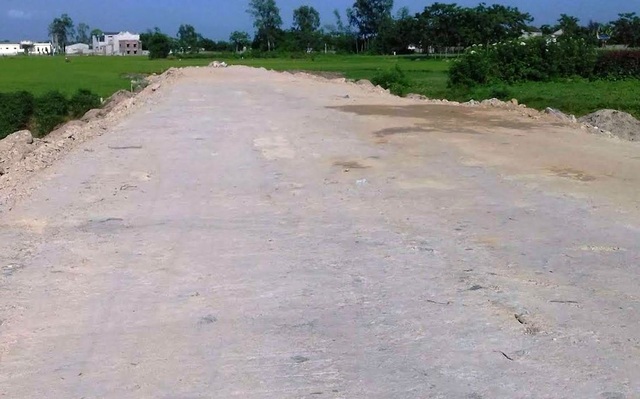 Thanh Hóa: Nghi vấn rút ruột công trình đường hơn trăm tỷ - 2 Đoạn đường đang thi công qua xã Quang Lộc, đơn vị thi công không bóc lớp đất phong hóa phía dưới mà đổ trực tiếp đất làm nền lên