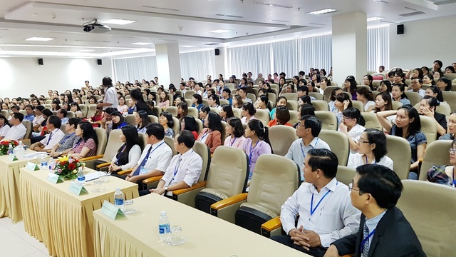 Đội ngũ điều dưỡng đóng vai trò quan trọng nhất tại bệnh viện - 1 Hội nghị khoa học điều dưỡng miền Trung mở rộng lần thứ VII với sự tham gia gần 400 đại biểu trong ngành Điều dưỡng. Vai trò của điều dưỡng được xem đóng vai trò quan trọng nhất tại mỗi bệnh viện khi điều dưỡng là người tiếp xúc với bệnh nhân nhiều nhất