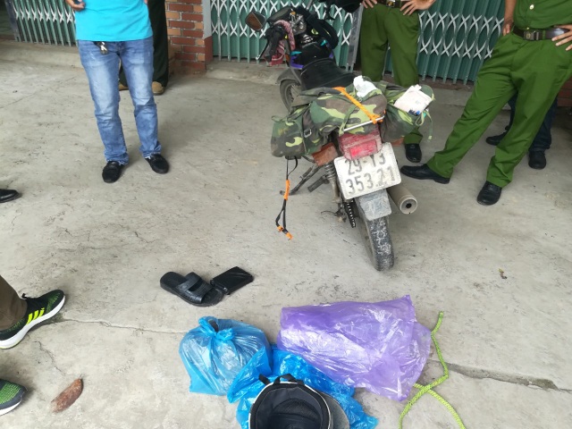CSGT truy đuổi, bỏ của chạy lấy người - 1
Đối tượng bị truy đuổi bỏ lại cả xe máy, đồ đạc khi trong hành lý có 1 gói màu đen hình chữ nhật rơi ra.