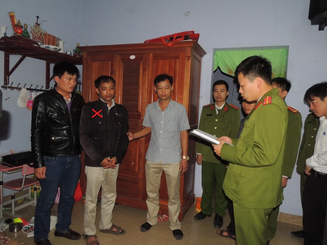 Giả mạo giấy tờ mua hàng trả góp rồi… chiếm đoạt - 1 Cơ quan Công an đọc lệnh bắt Nguyễn Ngọc Thanh (dấu X). (Ảnh: Công an Hà Nam)