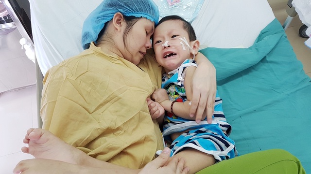 Trào nước mắt bé 4 tuổi bị biến chứng nặng sau khi mổ tim - 10 Những lúc mệt quá, người mẹ nằm ngủ thiếp đi và ôm con bên mình
