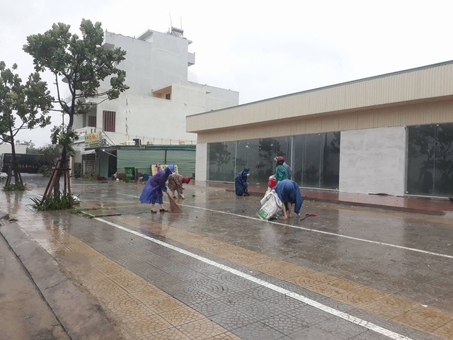 Bí thư, Chủ tịch Đà Nẵng chủ trì họp khẩn khắc phục mưa bão trước giờ khai mạc APEC - 2 Sáng 5/11, hưởng ứng thư kêu gọi của Chủ tịch UBND TP Đà Nẵng Huỳnh Đức Thơ, người dân đã ra đường dọn vệ sinh, khắc phục mưa bão để đón APEC