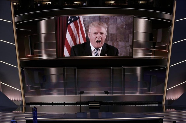 Dự báo những biến động của thế giới năm 2017 - 5
Nhân tố Donald Trump: Sau khi tỷ phú Donald Trump nhận nhiệm sở vào ngày 20/1 tới, những người Mỹ đã bỏ phiếu bầu ông vào Nhà Trắng sẽ theo dõi chặt chẽ những bước đi của tân tổng thống để đảm bảo việc ông sẽ thực hiện đúng những lời hứa trong chiến dịch tranh cử trước đây. Thế giới vẫn đang chờ xem Tổng thống đắc cử Trump sẽ lãnh đạo một nước Mỹ “chia rẽ” như thế nào.