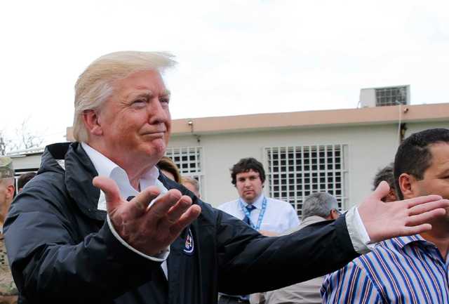 Nhà Trắng: Tổng thống Trump giữ thế giới khỏi hỗn loạn - 1 Tổng thống Donald Trump tới thăm hỏi người dân Puerto Rico sau siêu bão Maria hôm 3/10 (Ảnh: Reuters)