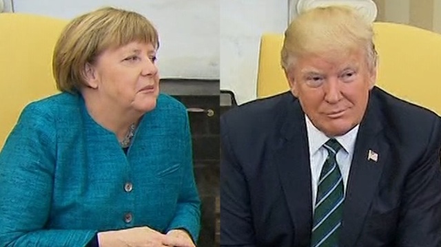Nhà Trắng lý giải việc ông Trump không bắt tay Thủ tướng Đức khi hội đàm - 1
Tổng thống Mỹ Donald Trump (phải) đã không đáp lại đề nghị bắt tay của Thủ tướng Đức Angela Merkel trong cuộc hội đàm đầu tiên hôm 17/3 tại Nhà Trắng. (Ảnh: Getty)