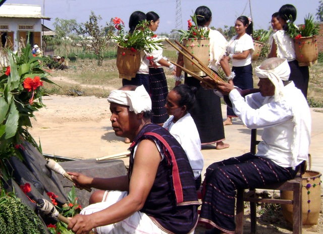 Giữ điệu Rơkel trên cao nguyên Lâm Đồng - 2 Rơkel được sử dụng trong lễ hội Mừng lúa mới của người Chu Ru (ảnh tư liệu)