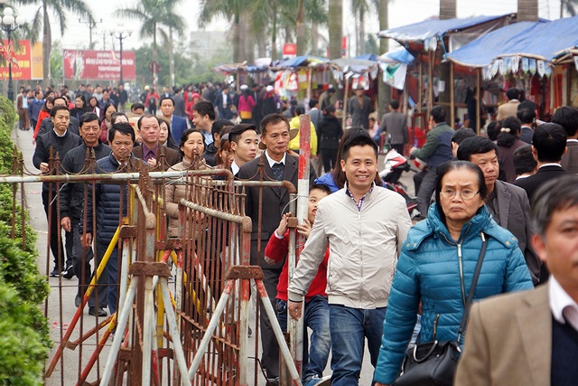 Dòng người tấp nập đổ về đền Trần trước giờ khai ấn - 1
Bắt đầu từ 14h chiều, dòng người bắt đầu đổ về đền Trần