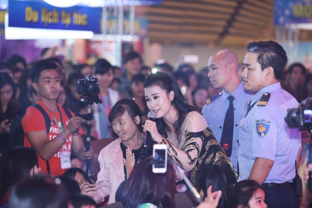 "Diệp đanh đá” trong “Sống chung với mẹ chồng” hội ngộ khán giả miền Nam - 10 Đông Nhi vừa biểu diễn vừa dành thời gian giao lưu cùng khán giả hâm mộ.