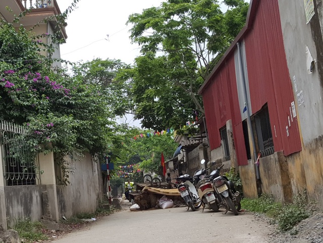 Hà Nội: Người dân Đồng Tâm đã thả 15 cảnh sát cơ động - 2
Một trong những lối vào thôn Hoành, xã Đồng Tâm bị hạn chế bằng chướng ngại vật (Ảnh chụp sáng 17/4)