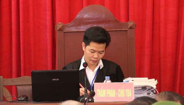 Nhóm cán bộ Đồng Tâm đã chia chác đất như thế nào? - 8
Trước đề nghị của luật sư và ý kiến của đại diện Viện kiểm sát, Chủ tọa thay mặt HĐXX quyết định cho tiếp tục phiên tòa