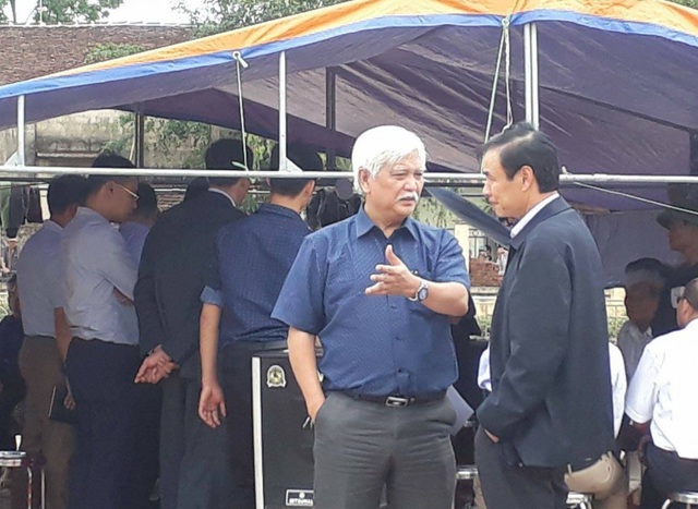 Sự việc ở Đồng Tâm: Cần thay đổi cung cách làm việc với người dân - 1
Đại biểu Dương Trung Quốc trao đổi với lãnh đạo Hà Nội trước thời điểm người dân Đồng Tâm thả 19 cảnh sát cơ động (Ảnh: Nguyễn Dương)