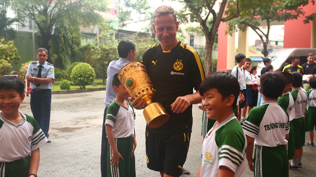 CLB Borussia Dortmund muốn hợp tác đào tạo trẻ tại Việt Nam - 1 Cựu danh thủ Joerg Heinrich mang cúp quốc gia Đức của Borussia Dortmund đến giao lưu tại Việt Nam