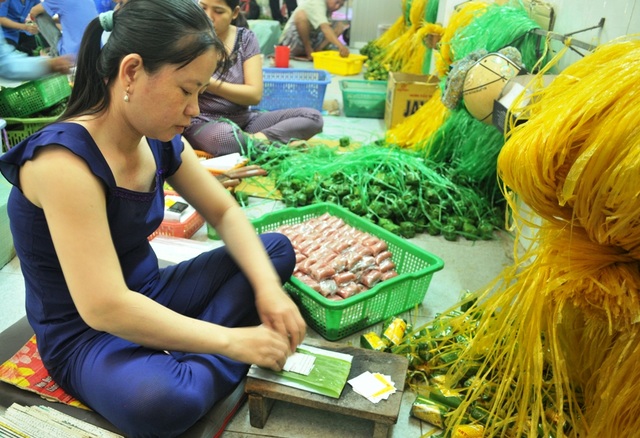 Về Đồng Tháp nhớ nếm thử nem Lai Vung - 2 Bên trong một cơ sở làm nem Lai Vung nổi tiếng nhất miền Tây. Ảnh: Nguyễn Hành