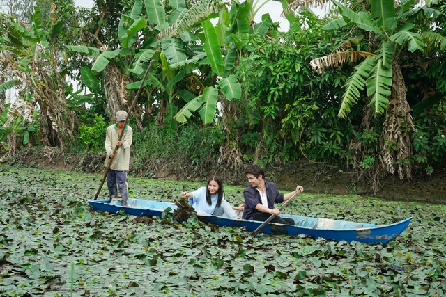 Khả Như rủ Sơn Ngọc Minh cùng “rong chơi” trước Tết - 1 Trong chương trình đầu tiên, diễn viên, đạo diễn Khả Như đã mời người em thân thiết Sơn Ngọc Minh cùng về quê Hậu Giang rong chơi cả ngày với nhiều hoạt động như: đi chợ nổi, chèo xuồng hái ấu, làm mứt Tết…