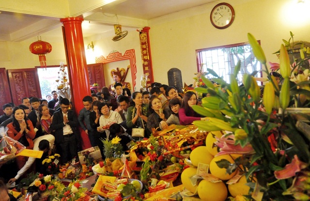 Hàng vạn người đi lễ chật kín phủ Tây Hồ - 8
Phía bên trong phủ luôn chật kín người, nhiều người phải cố chen chân, nhoài người mới tìm được vị trí để đặt mâm lễ cúng. Trong khi đó, phía bên dưới điện thờ các mâm lễ được xếp đặc kín, chồng chéo lên nhau.