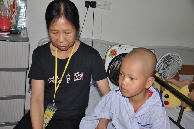 Mẹ ung thư vòm họng chăm con ung thư máu trong nghẹn ngào nỗi đau - 9 Hai mẹ con đi viện trong cảnh không 1 đồng trong túi.
