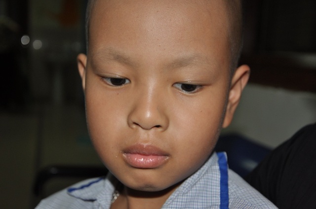 Mẹ ung thư vòm họng chăm con ung thư máu trong nghẹn ngào nỗi đau - 2 Không có chồng, cậu bé Nghĩa là chị đi kiếm được để mong có người dựa dẫm lúc tuổi già.