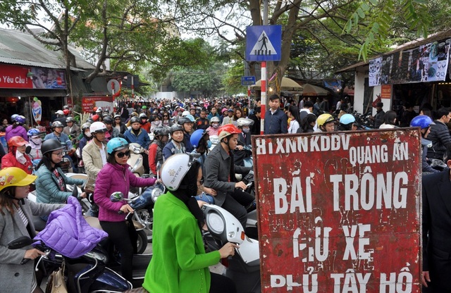Hàng vạn người đi lễ chật kín phủ Tây Hồ - 12
Càng về trưa lượng người đổ về phủ càng đông, khu vực các bãi gửi xe xung quanh ùn tắc nghiêm trọng.