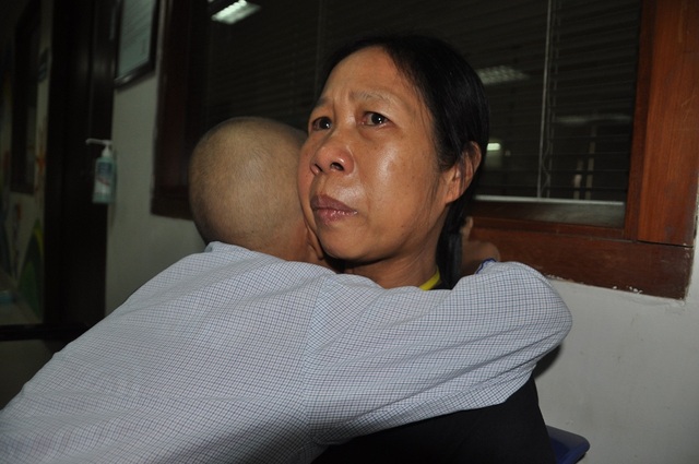 Mẹ ung thư vòm họng chăm con ung thư máu trong nghẹn ngào nỗi đau - 4 Trong cùng 1 năm con trai phát hiện ung thư máu, chị cũng phát hiện ung thư vòm họng.