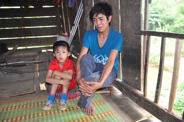 "4 năm nay, ngày nào con và bố cũng mong mẹ quay về !" - 5
Con trai Lò Văn Sơn không có hậu môn đã được phẫu thuật nhưng nay em thường xuyên bị chảy ộc máu cam ra.