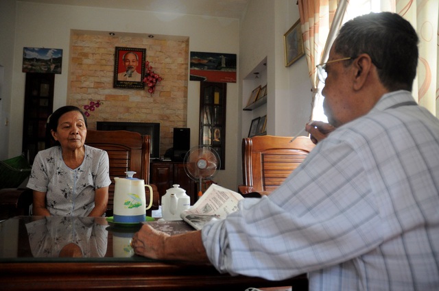 Cuộc sống đời thường của Thiếu tá tình báo 6 lần bị địch cưa chân - 6
Mỗi lần có khách tới nhà chơi, vợ ông Thương phải ngồi cùng để hỗ trợ vì tai của Thiếu tá tình báo đã nghe không còn rõ.