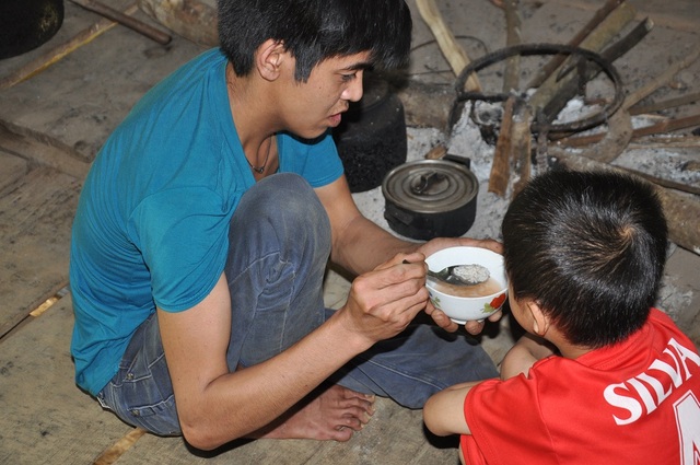 "4 năm nay, ngày nào con và bố cũng mong mẹ quay về !" - 3 Hàng ngày cậu bé Sơn ăn cơm chan với thứ nước thuốc màu đo đỏ.
