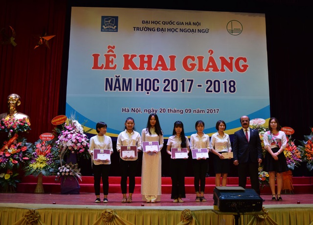 Đại sứ Qatar trao học bổng cho sinh viên Việt Nam - 1
Đại sứ Qatar tại Việt Nam Mohammed Ismail Al-Emadi (thứ hai từ phải sang) trao quà cho các sinh viên (Ảnh: Đại sứ quán Qatar)