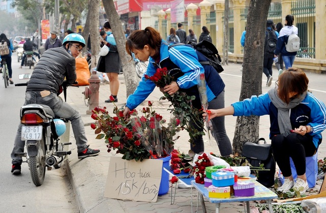 Hoa hồng dát vàng giá 60 nghìn đồng bán nhiều trên vỉa hè Hà Nội - 11
Nhóm bạn sinh viên trường ĐH Thương Mại bày bán hoa và quà ngay trước cổng trường. Với giá bán là 15.000 nghìn đồng/bông, nhóm bạn này nhẩm tính nếu tiêu thụ hết 500 bông hoa đã nhập về thì sẽ thu lãi được khoảng hơn 1 triệu đồng.