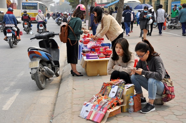 Hoa hồng dát vàng giá 60 nghìn đồng bán nhiều trên vỉa hè Hà Nội - 7
Ngoài hoa hồng, trên vỉa hè nhiều tuyến phố ở Hà Nội, các mặt hàng dành cho ngày Valentine khác như sô cô la, hoa hồng, gấu bông… cũng được bày bán khá nhiều.