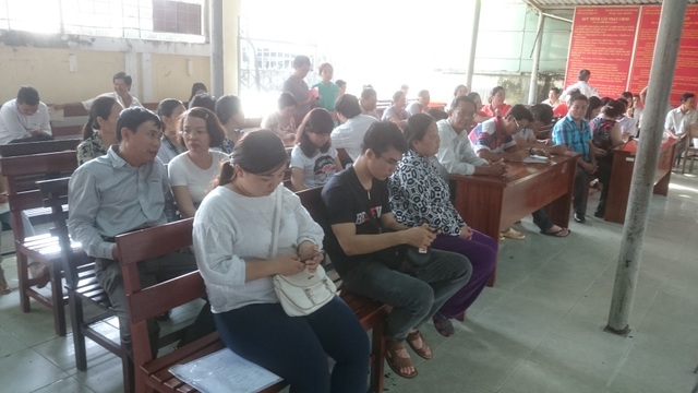 Thẻ căn cước công dân "mắc kẹt" vì... hết phôi thẻ - 2 Rất đông người dân mỏi mòn chờ lấy thẻ căn cước