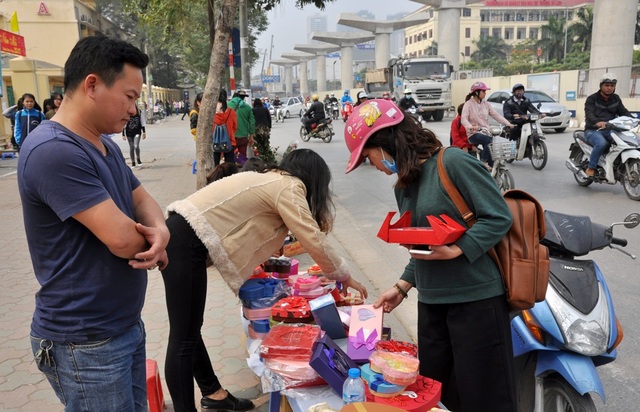 Hoa hồng dát vàng giá 60 nghìn đồng bán nhiều trên vỉa hè Hà Nội - 8
Trong đó hút khách nhất là những loại sô-cô-la-in chữ với nhiều hình thù ngộ nghĩnh, đáng yêu với giá bán giao động từ 80.000 – 300.000 đồng/hộp.