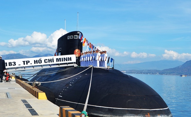 Trước đó, vào ngày 3/4/2014, tại Quân cảng Cam Ranh (tỉnh Khánh Hòa) đã diễn ra Lễ thượng cờ cấp Quốc gia đối với 2 tàu ngầm Kilo mang tên “HQ 182 Hà Nội” và “HQ 183 TP Hồ Chí Minh”